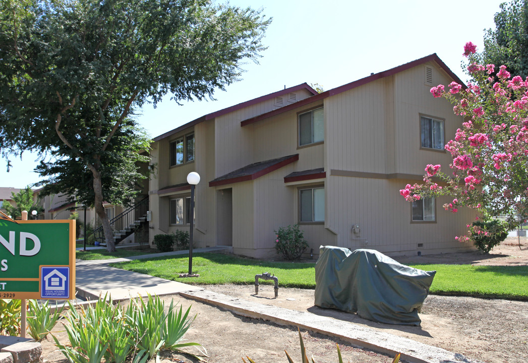 Le Grand Apartments in Le Grand, CA - Building Photo