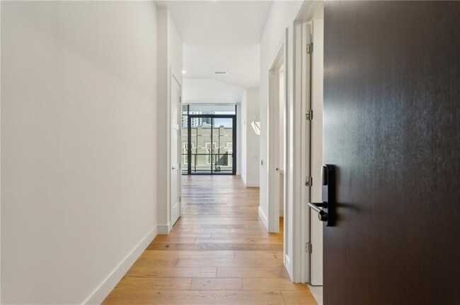 2425 Peachtree Rd in Atlanta, GA - Building Photo - Building Photo