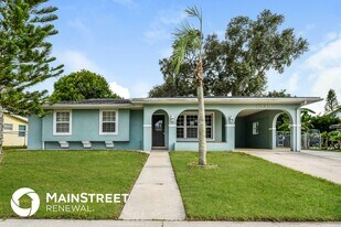 6035 Slade Rd in North Port, FL - Building Photo