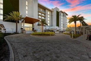 1020 Sunset Point Rd in Clearwater, FL - Building Photo