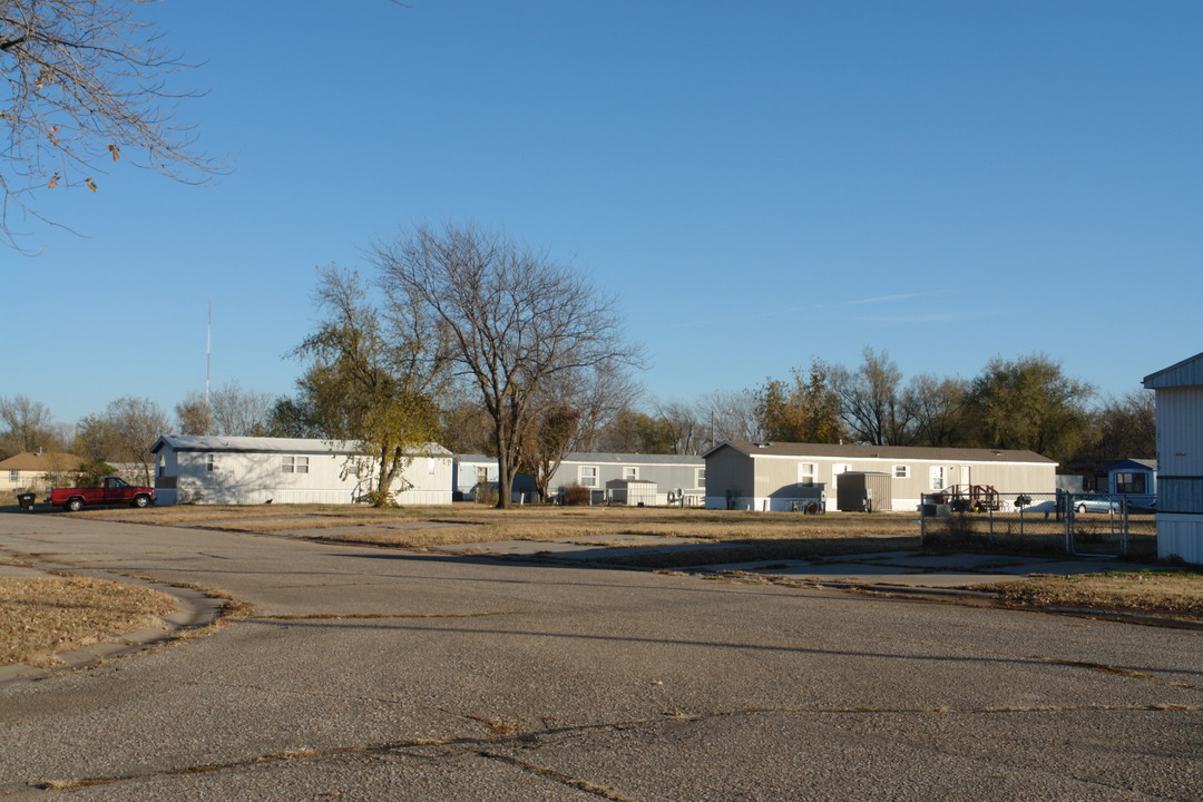 6895 S Broadway St in Haysville, KS - Foto de edificio