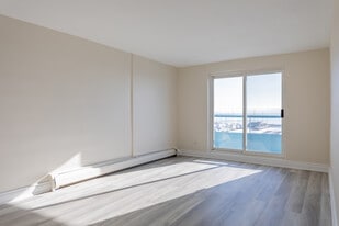 The Mariner in Oakville, ON - Building Photo