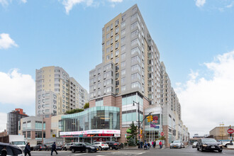 The Grand at SkyView Parc in Flushing, NY - Foto de edificio - Primary Photo