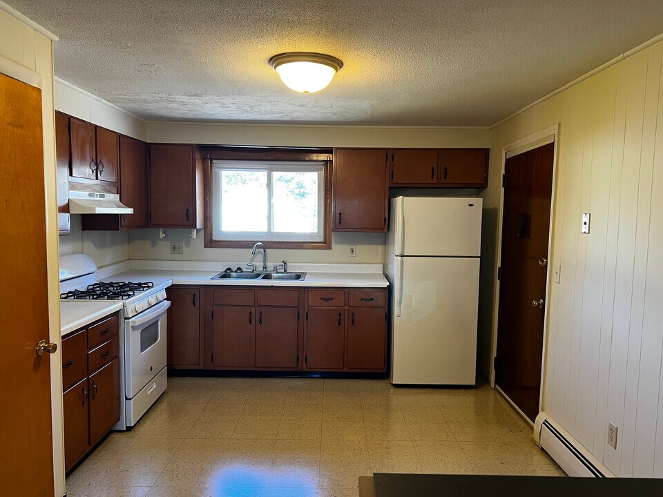 7 Beacon St in Leominster, MA - Building Photo