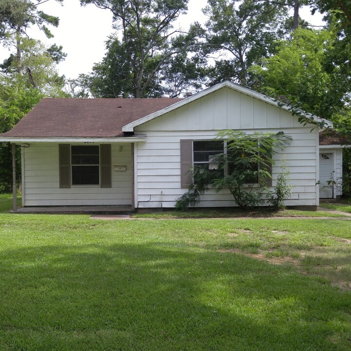 2475 Hybrook Ln in Beaumont, TX - Building Photo