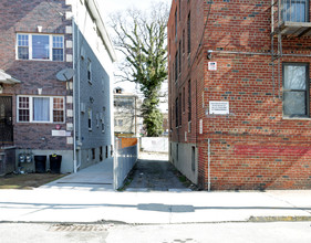 747 E 226th in Bronx, NY - Foto de edificio - Building Photo