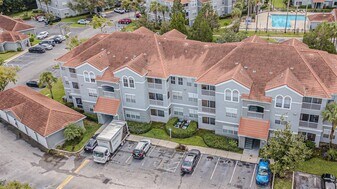 18001 Richmond Pl Dr in Tampa, FL - Building Photo