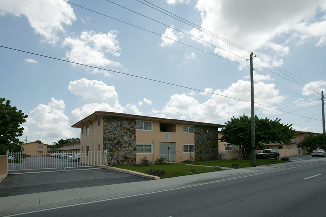 Red Road Manor in Miami, FL - Building Photo - Building Photo