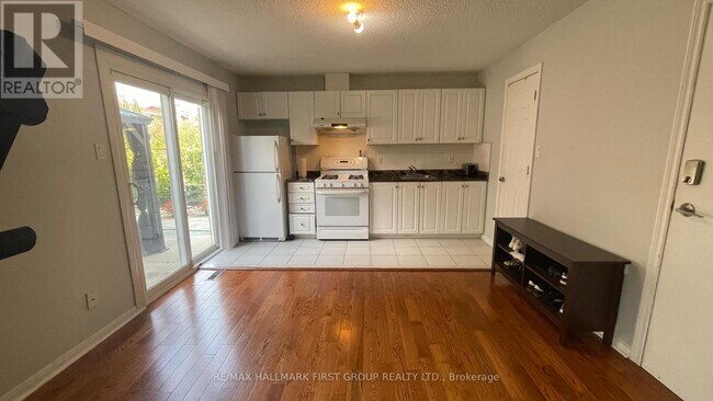 32 Fireside Dr in Toronto, ON - Building Photo - Building Photo