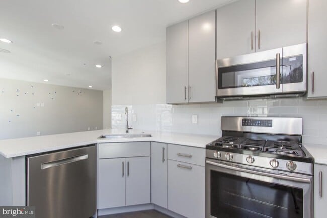 712 S Sartain St in Philadelphia, PA - Building Photo - Building Photo