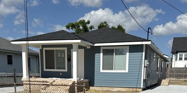 715 N Woodlawn Ave, Unit 717