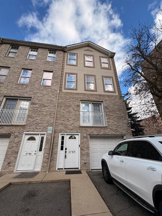 17 Zabriskie St in Hackensack, NJ - Building Photo