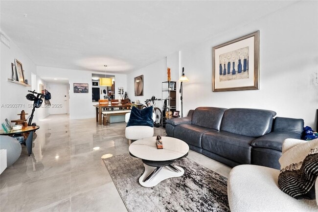 100 Edgewater Dr, Unit 129 in Coral Gables, FL - Foto de edificio - Building Photo