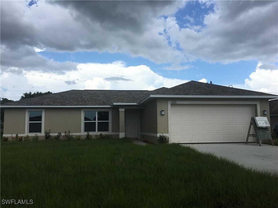535 SE 8th Terrace in Cape Coral, FL - Foto de edificio