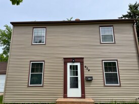 904 4th St S in Moorhead, MN - Building Photo