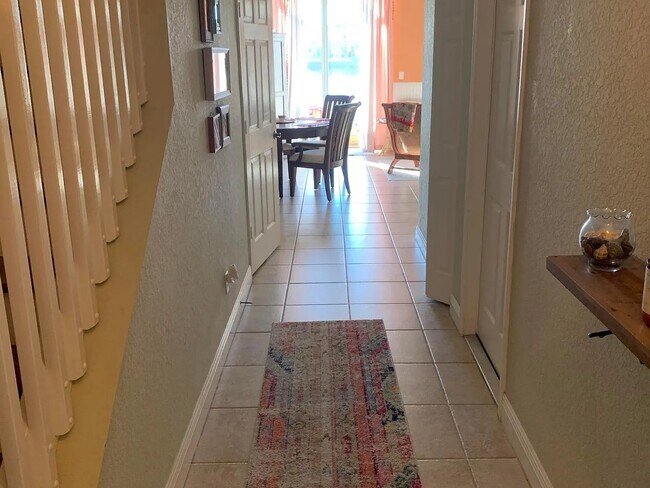 1077 Cheval Dr in Vero Beach, FL - Foto de edificio - Building Photo