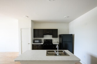 Museum Reach Lofts in San Antonio, TX - Foto de edificio - Building Photo