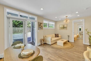 14 Crossman Pl in Huntington, NY - Building Photo