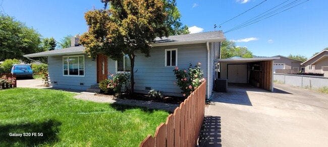 3245 Hanley Rd in Central Point, OR - Building Photo - Building Photo