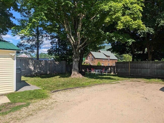 8 Cross St in Lincoln, NH - Building Photo - Building Photo