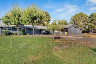1365 SE Cedar St in Hillsboro, OR - Foto de edificio - Building Photo