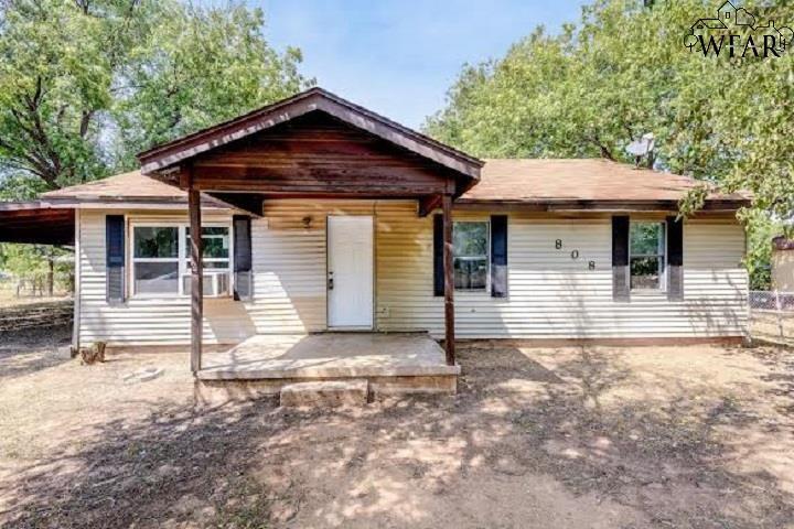 808 E Bank St in Iowa Park, TX - Foto de edificio