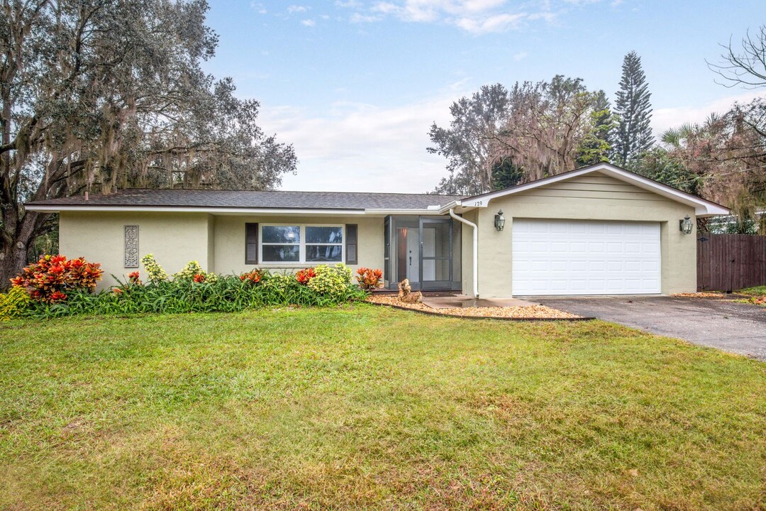 129 E Laurel Ave in Howey In The Hills, FL - Building Photo