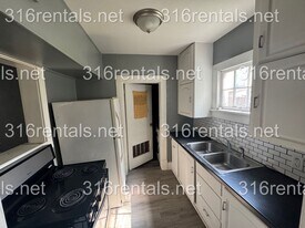 221 E 5th St in Newton, KS - Building Photo