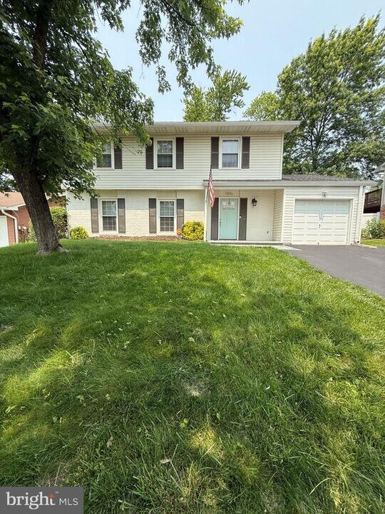 7896 Pavilion Dr in Severn, MD - Building Photo