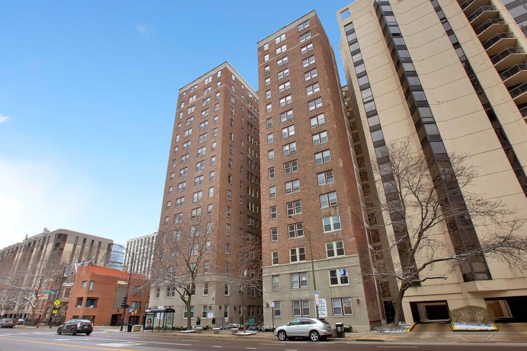 1100 N La Salle Dr in Chicago, IL - Foto de edificio