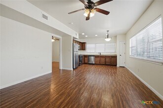 302 W San Antonio St in San Marcos, TX - Building Photo - Building Photo