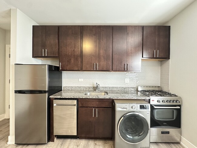 533 W Belden Ave in Chicago, IL - Building Photo - Building Photo