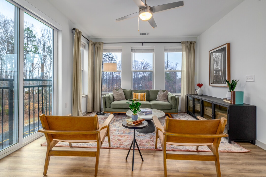 Alexan Research Park in Charlotte, NC - Foto de edificio