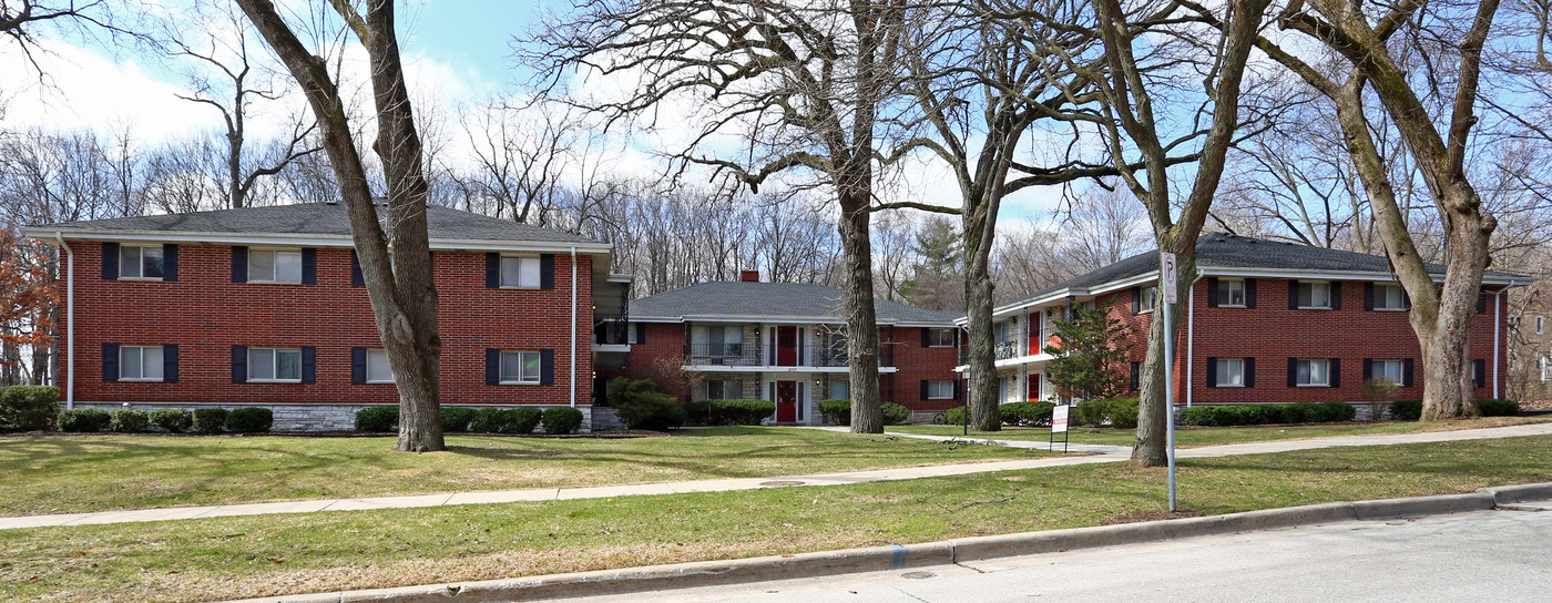 Northway Apartments in Greendale, WI - Foto de edificio