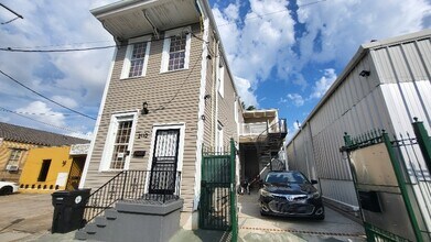 2130 Simon Bolivar Ave in New Orleans, LA - Building Photo - Building Photo