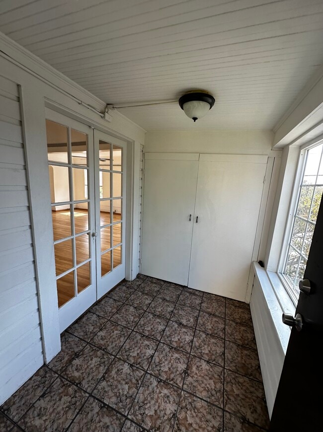 1200 N Hoover St in Los Angeles, CA - Building Photo - Building Photo