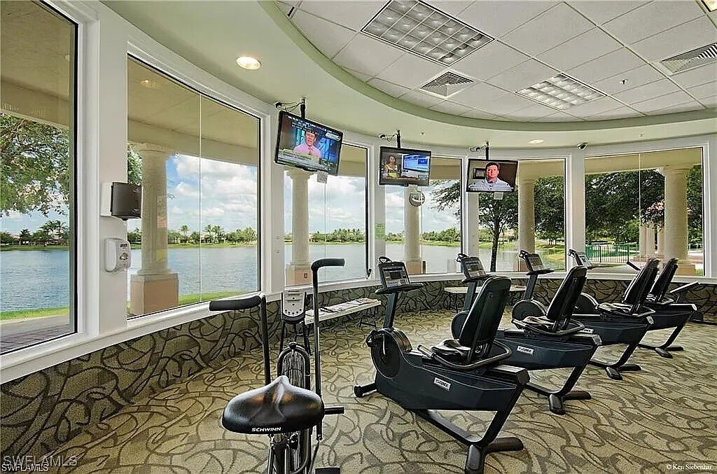 6250 Towncenter Cir in Naples, FL - Building Photo