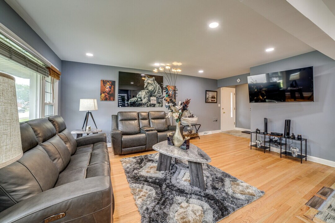737 E 157th Pl in South Holland, IL - Building Photo