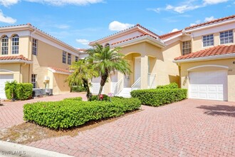 600 Lambiance Cir in Naples, FL - Foto de edificio - Building Photo