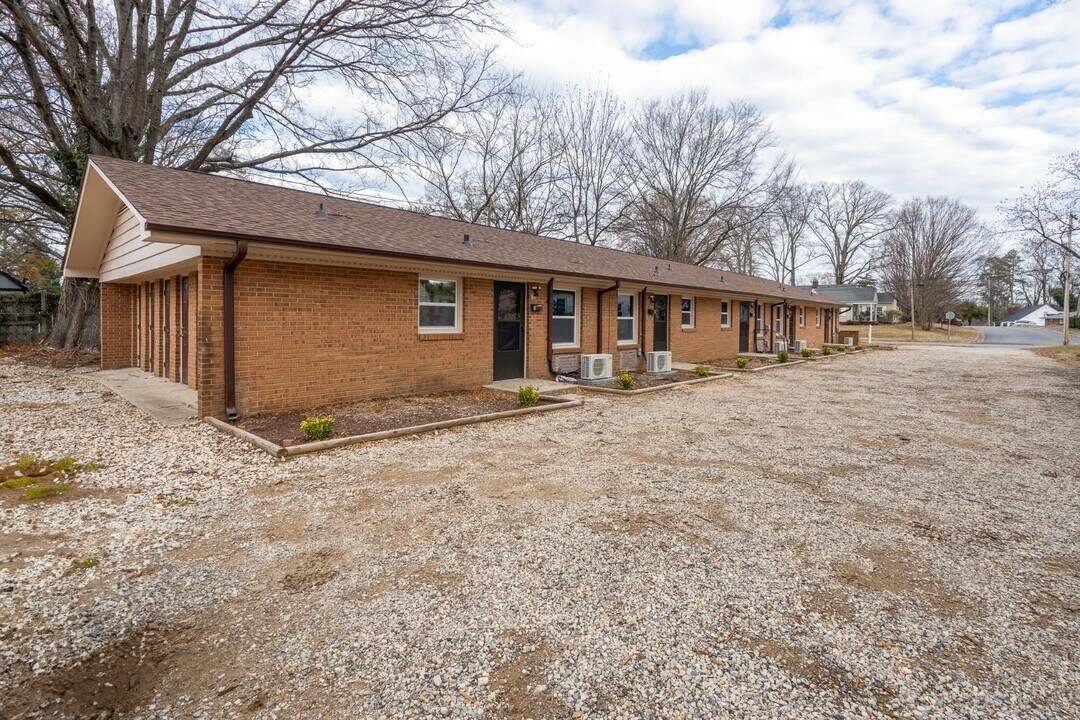 745 Arbor St NE in Concord, NC - Foto de edificio