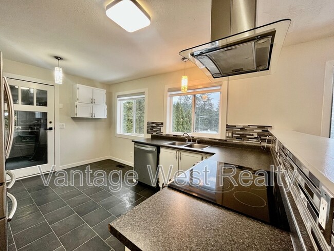 3186 McLeod Rd in West Kelowna, BC - Building Photo - Building Photo