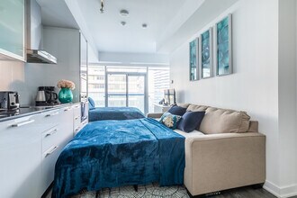 18 York St in Toronto, ON - Building Photo - Building Photo