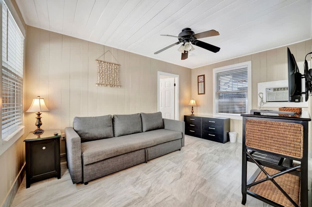 72 Gulf Blvd in Indian Rocks Beach, FL - Building Photo