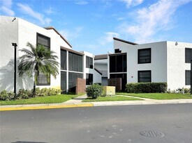 211 Lake Pointe Dr in Oakland Park, FL - Building Photo