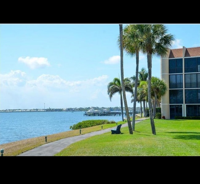 3462 NE Causeway Blvd, Unit 204 in Jensen Beach, FL - Building Photo - Building Photo