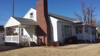 1021 McKinley St in Great Bend, KS - Building Photo