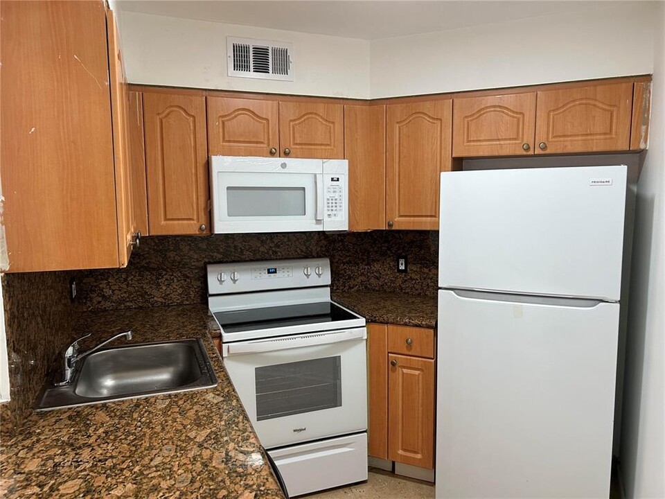 212 Lake Pointe Dr, Unit 302 in Oakland Park, FL - Building Photo