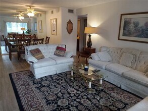 2467 Finlandia Ln in Clearwater, FL - Building Photo - Building Photo