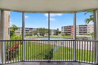 1710 NE 191st St in Miami, FL - Building Photo - Building Photo