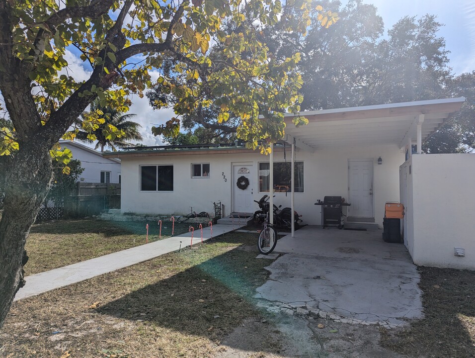 220 NE 165th St in Miami, FL - Building Photo